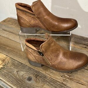 Cobb Hill Crosbie boot/booty. Size 6. NWOT.